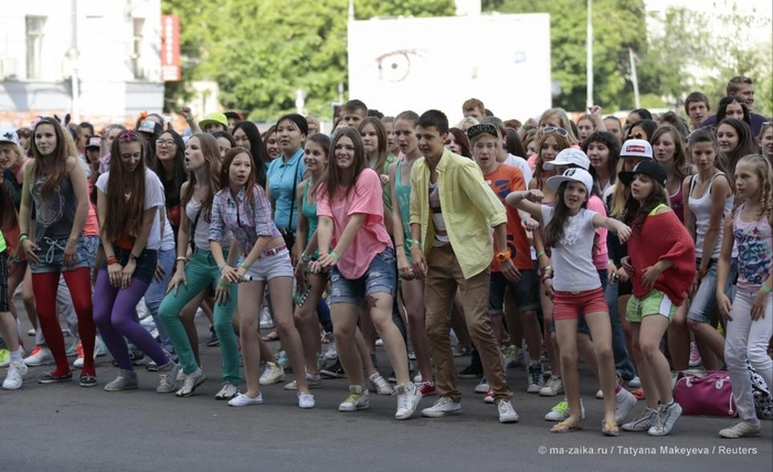Тысячи людей станцевали Gangnam Style в честь приезда Psy в Москву
