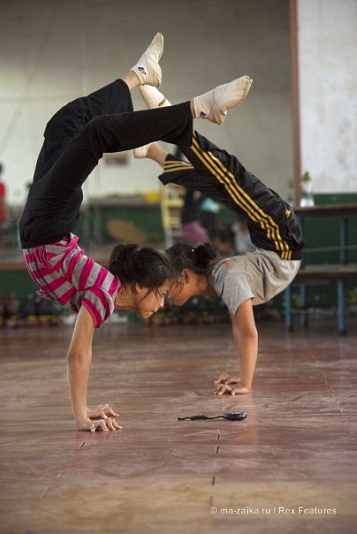 Китайские акробаты (Chinese acrobats)