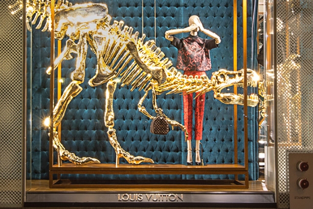 скелеты динозавров в витринах Louis Vuitton 3 (640x427, 273Kb)