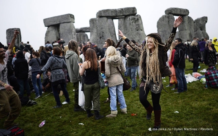 Летнее солнцестояние: толпы у Стоунхенджа (Summer solstice: crowds in Stonehenge)