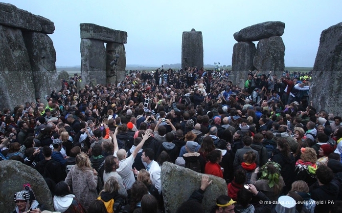 Летнее солнцестояние: толпы у Стоунхенджа (Summer solstice: crowds in Stonehenge)