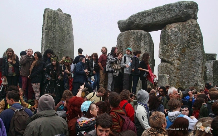 Летнее солнцестояние: толпы у Стоунхенджа (Summer solstice: crowds in Stonehenge)