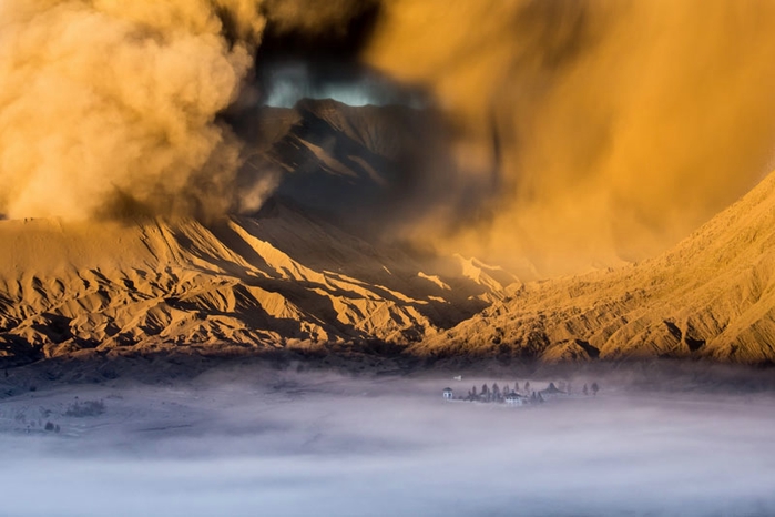temple-at-the-foot-of-mount-bromo (700x466, 187Kb)