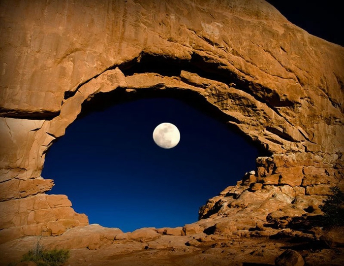 the-moon-through-north-window-arches-national-park-utah-united-states (700x540, 277Kb)
