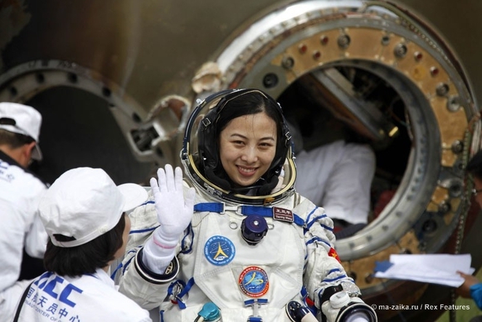 Космонавты вернулись на землю (Spacemen return to earth)