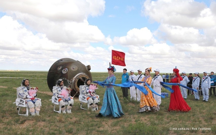 Космонавты вернулись на землю (Spacemen return to earth)