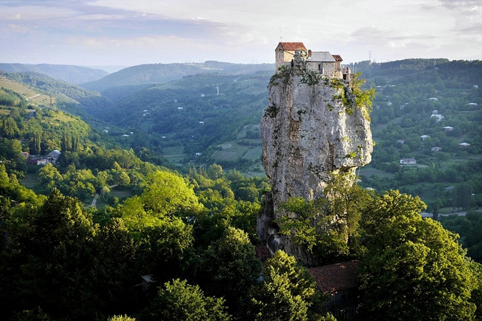 Грузинский монах живет на высоте 40 метров, чтобы быть ближе к Богу