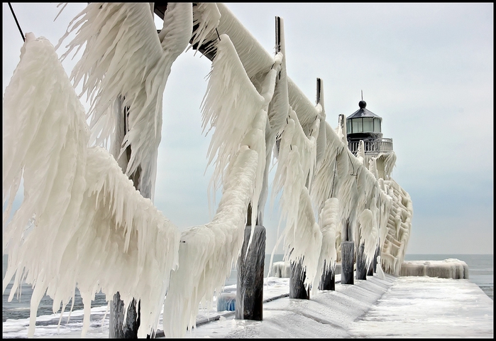 Замерзшие пирс и маяки на озере Мичиган