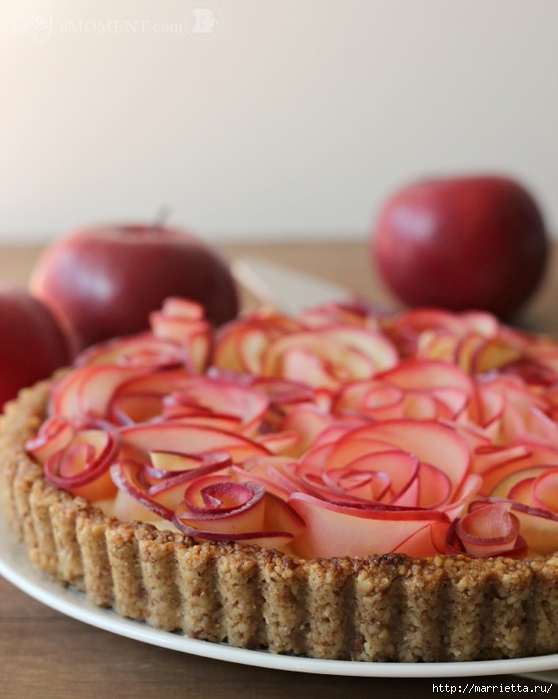 Красивый и вкусный пирог. Яблочные розы в ореховой корзине (4) (558x700, 209Kb)