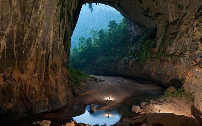 9. На фотоснимке самая крупная в мире пещера Хан Сон Дунг. Высота грота более двухсот метров. Находится во Вьетнаме (700x437, 56Kb)