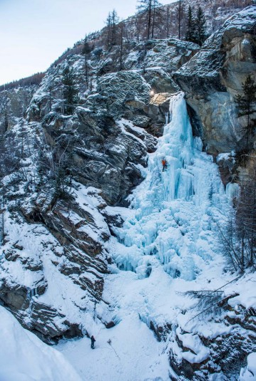 Альпинист Jeff Mercier пролез по замерзшему водопаду