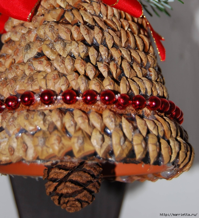 рождественский колокол из цветочного горшка и сосновых шишек (7) (639x700, 357Kb)