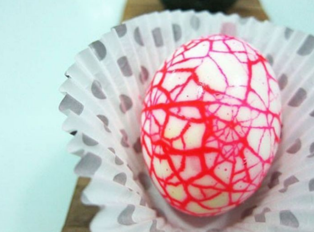 необычные способы покраски яиц (12) (636x470, 565Kb)