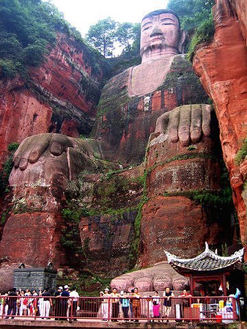 Лэшаньский Большой Будда (Китай) поражает не только своей величиной, но и выразительностью изображения (360x480, 64Kb)