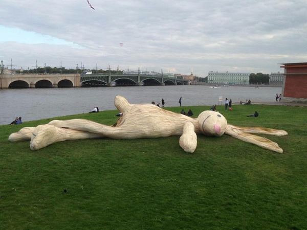 Скульптура гигантского зайца на Заячем острове Санкт Петербурга. Фотографии