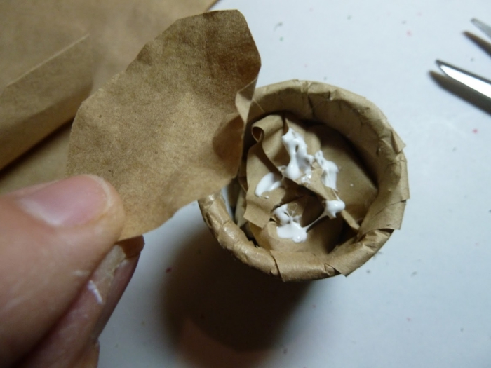 Миниатюрное ведерко из пластикового стаканчика и упаковочной бумаги (11) (700x525, 175Kb)