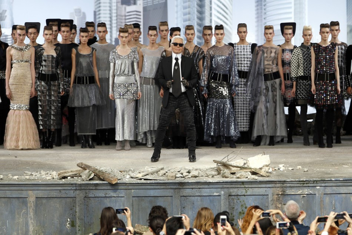 385675-german-designer-karl-lagerfeld-front-c-appears-with-models-at-the-end- (700x467, 373Kb)