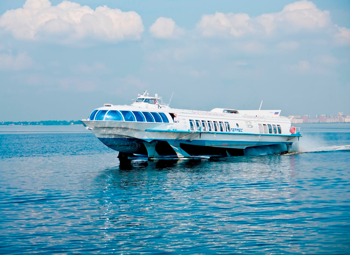 русское судно над водой