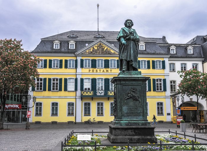 Памятник Бетховену на Мюнстерплац в Бонне