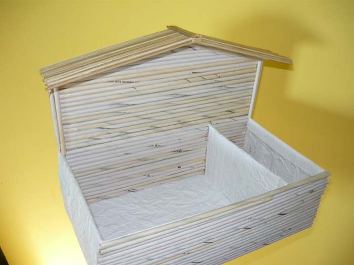 полочка домик из коробки и газетных трубочек (23) (700x525, 202Kb)