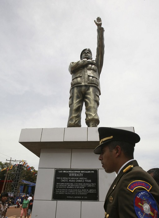 Памятник Уго Чавесу в Боливии