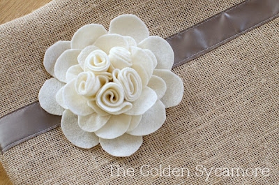 burlap pillow felt flower finished (400x265, 134Kb)