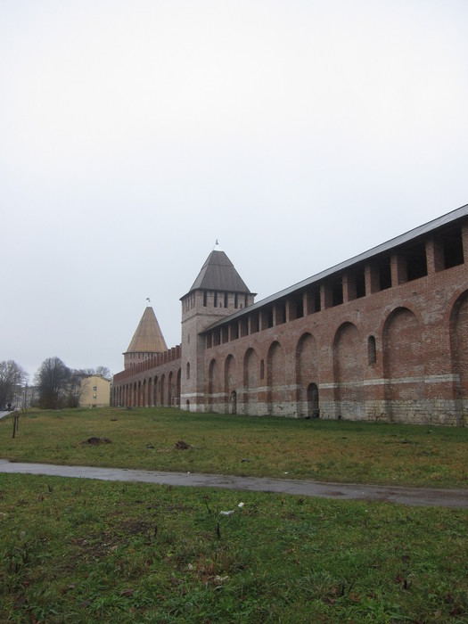 Восточная стена крепости с Долгочёвской и Ворониной башней. Ноябрь 2013