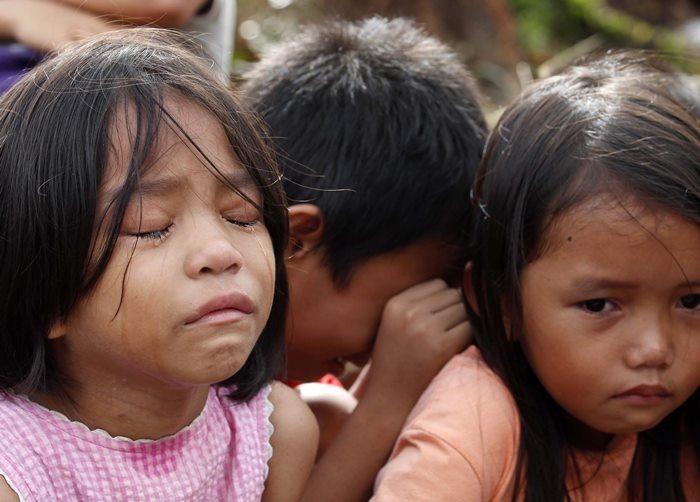 Дети во время урагана на Филиппинах