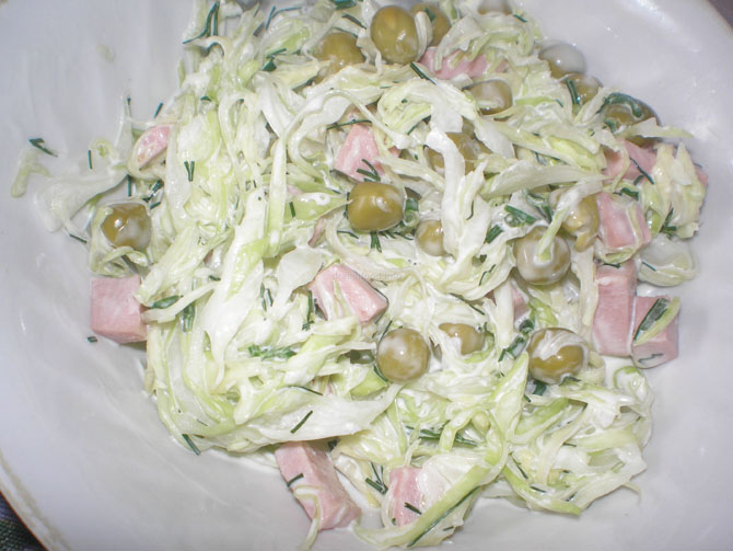 Как сделать салат из капусты и горошка