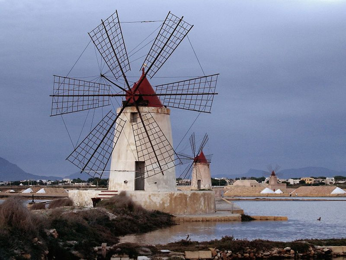  normal_Windmills_at_Infersa_Salt_Pans__Marsala__Sicily__Italy (700x525, 336Kb)