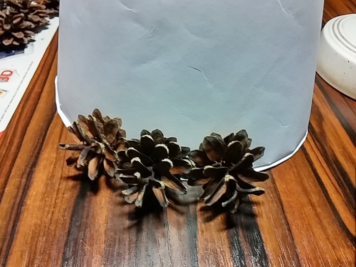Новогодняя елочка из сосновых шишек (9) (700x525, 229Kb)