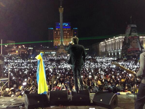 Фантастически красивое действо с Евромайдана!!! BbevqIGIgAExqSq (599x449, 127Kb)