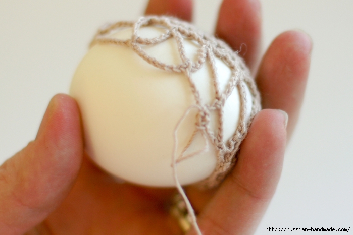 Как обвязать крючком пасхальное яйцо. Фото мастер-класс (24) (700x466, 172Kb)