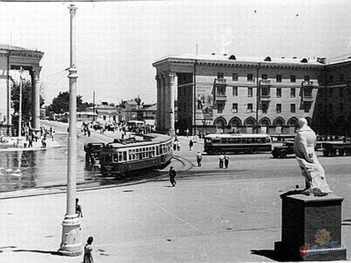41_old_city_komsomol_square_beshagach (700x525, 96Kb)