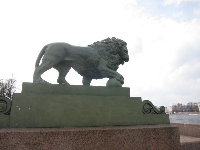 Лев на Адмиралтейской набережной