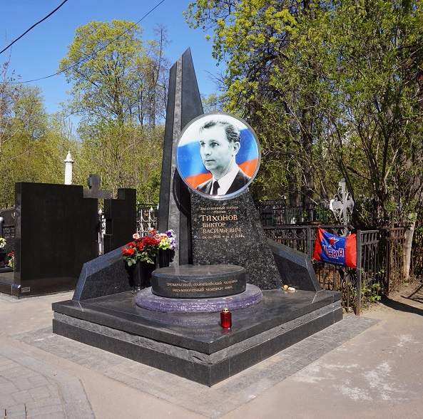 Надгробия Ваганьковского кладбища 7 (593x588, 567Kb)