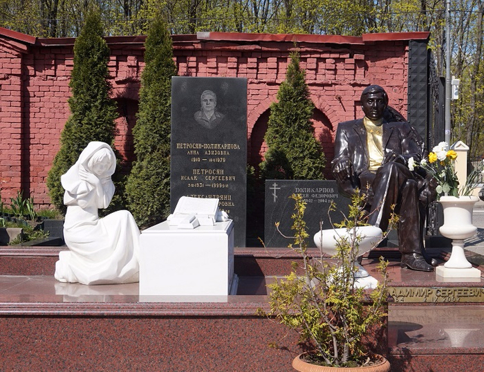 Надгробия Ваганьковского кладбища 14 (700x538, 540Kb)