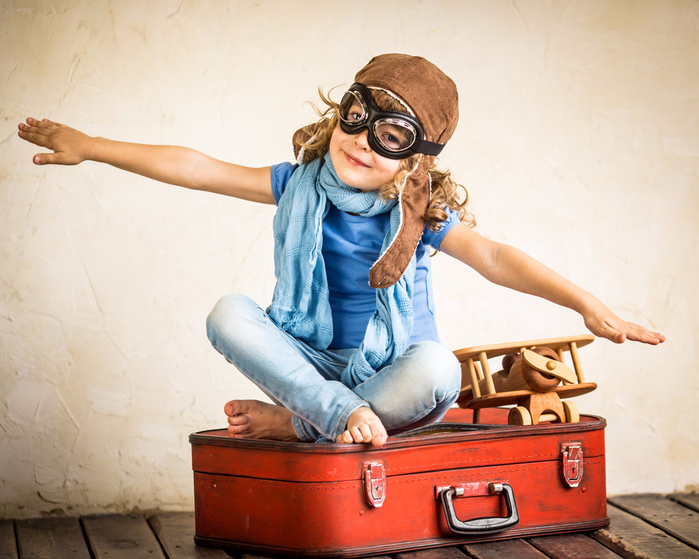 kid-playing-with-toy-airplane (700x559, 391Kb)