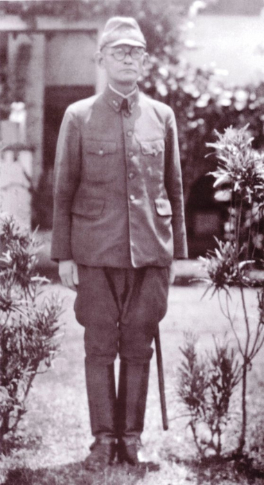 Lieutenant_General_Harukichi_Hyakutake_in_front_of_HQ_Rabaul (381x700, 242Kb)