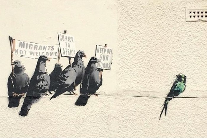 Граффити Бэнкси с голубями удалили по обвинению в расизме