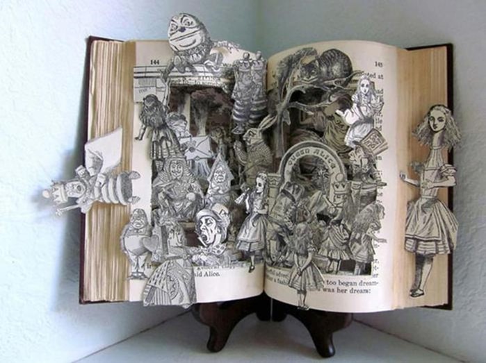 Самые красивые скульптуры, сделанные из книг (24 примера)