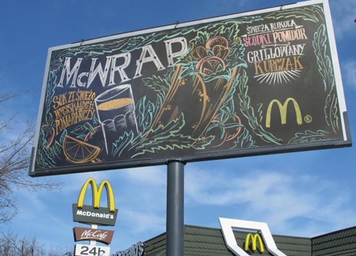 Рекламу McDonald's рисовали каждый день на меловом билборде