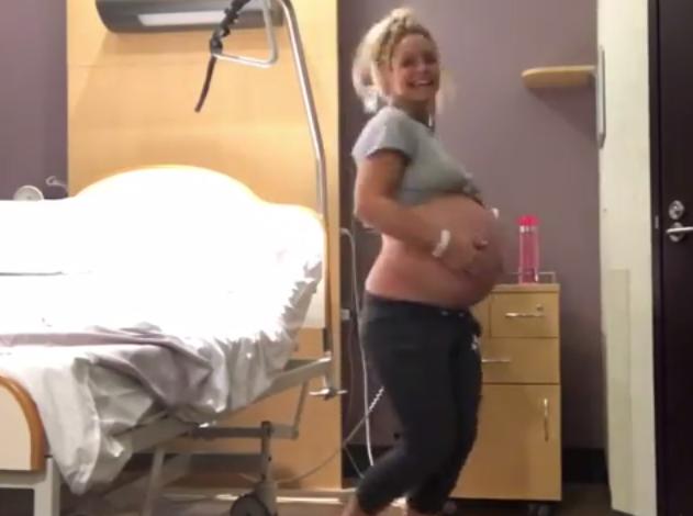 Беременная австралийка устроила фитнес тренировку в больнице перед родами