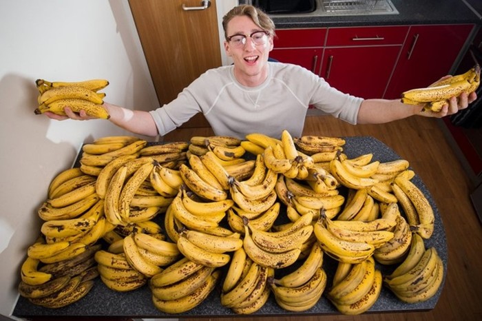 Диета этого студента   150 бананов в неделю!