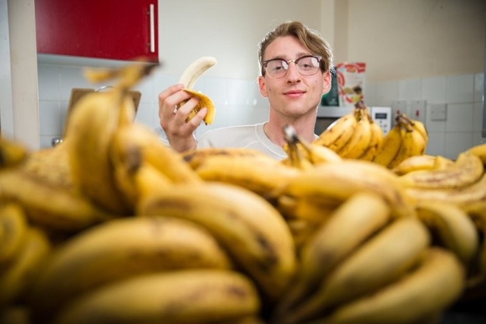 Диета этого студента   150 бананов в неделю!