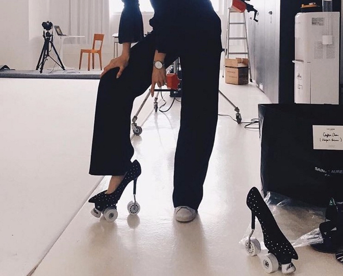 роликовые туфли на шпильке от Yves Saint Laurent 4 (700x563, 261Kb)