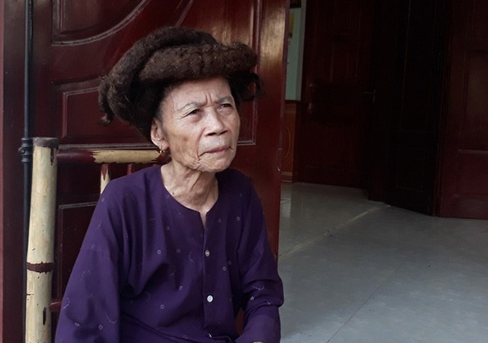 81 летняя дама из Вьетнама отрастила волосы до 3 метров