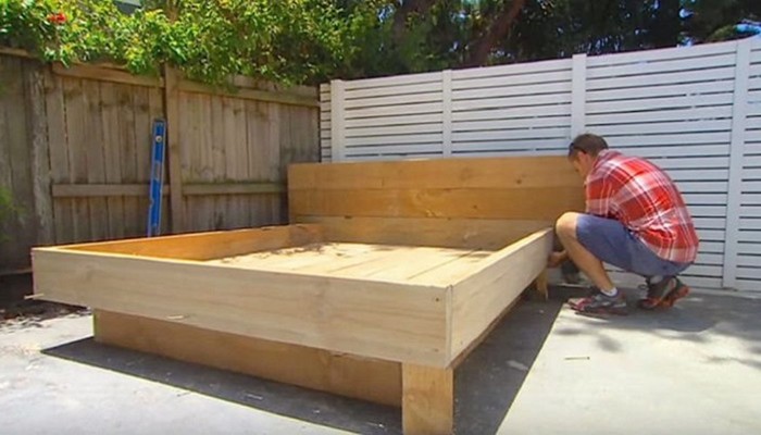 Зачем мужчина строит кровать посреди двора?