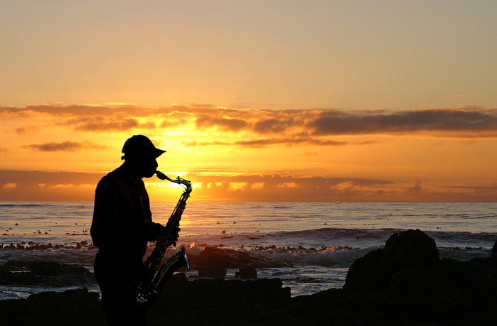 sunset_man-plaz_saxophone_beach_sea_ocean_silhouette_swing_blow_brass_retro (700x459, 105Kb)