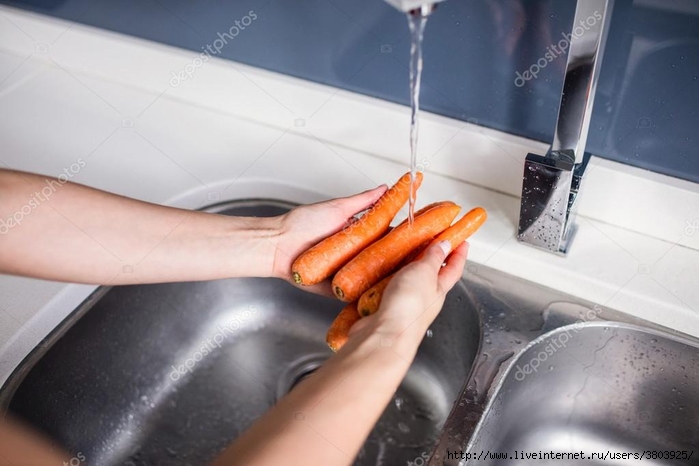 depositphotos_102619104-stock-photo-woman-washing-carrots-at-kitchen (700x466, 180Kb)